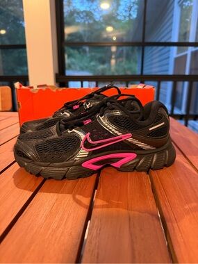Nike V5 Rnr Black and Pink Size 6.5